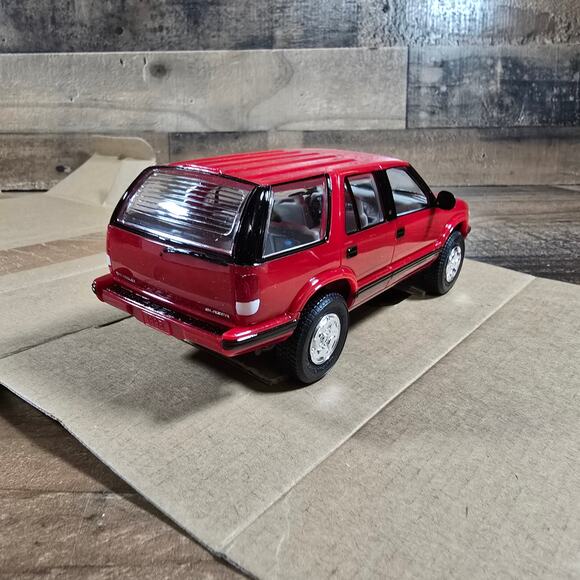 Ertl AMT 1995 Apple Red Chevrolet Blazer 4X4 Dealer Promo - Picture 8 of 11